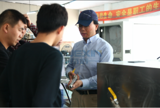 岳信工程师向客户演示IPX56喷水测试的操作