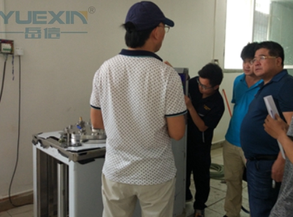 客户参观海洋深度模拟试验机