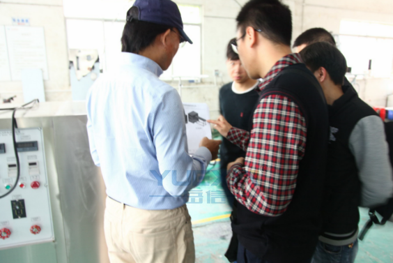 岳信工程师为客户讲解IPX56喷水试验箱的设计